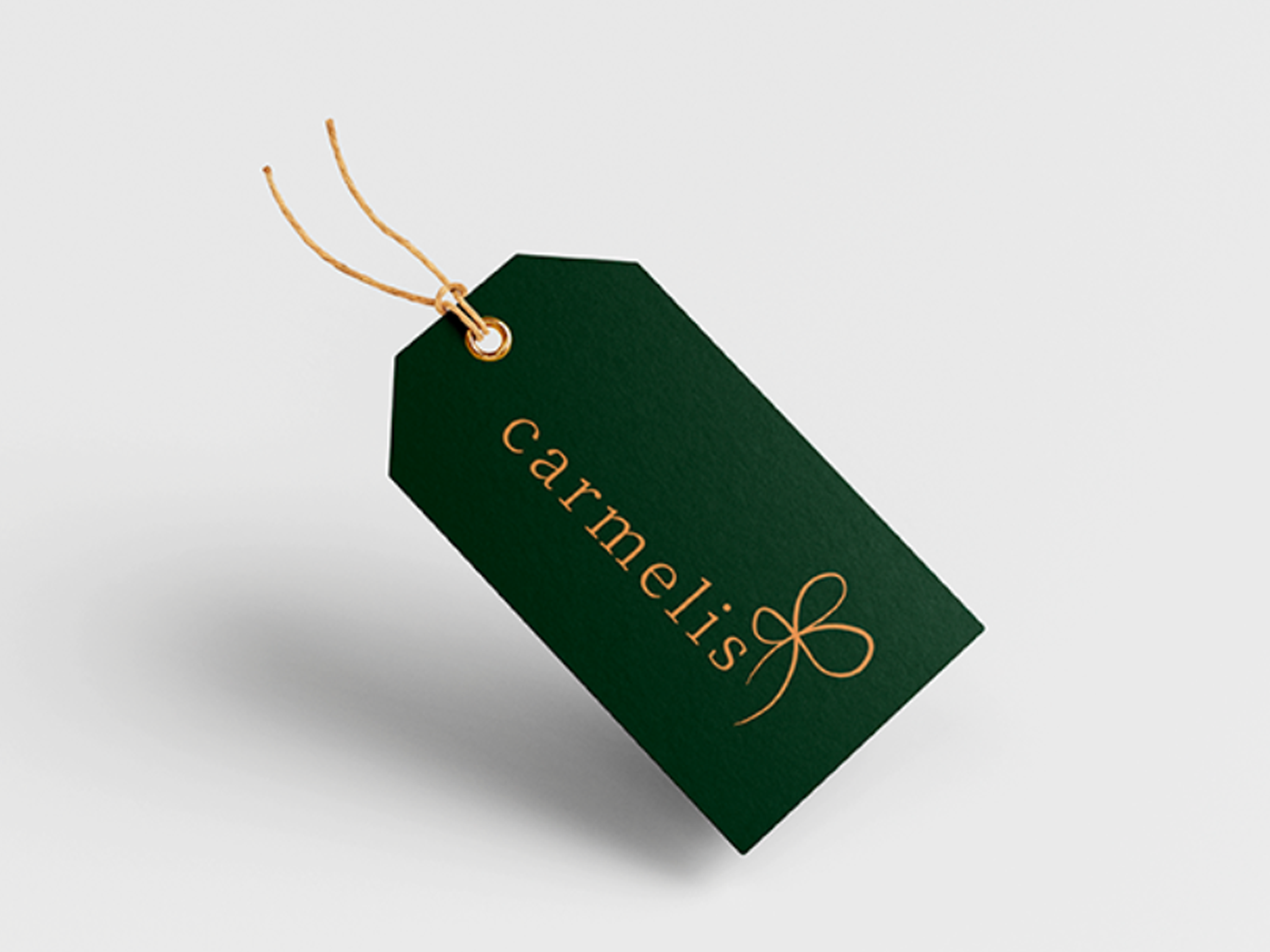 Etiquet verde escuro com o nome da carmelis e a logo em dourado